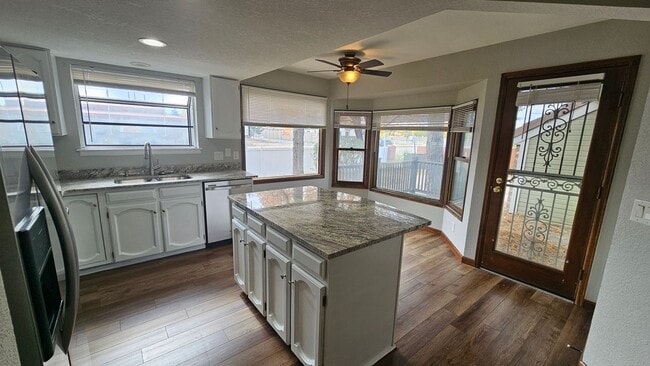 Building Photo - Spacious Townhome with Finished Basement i...