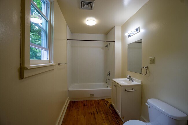 Building Photo - Newly renovated second floor flat availabl...