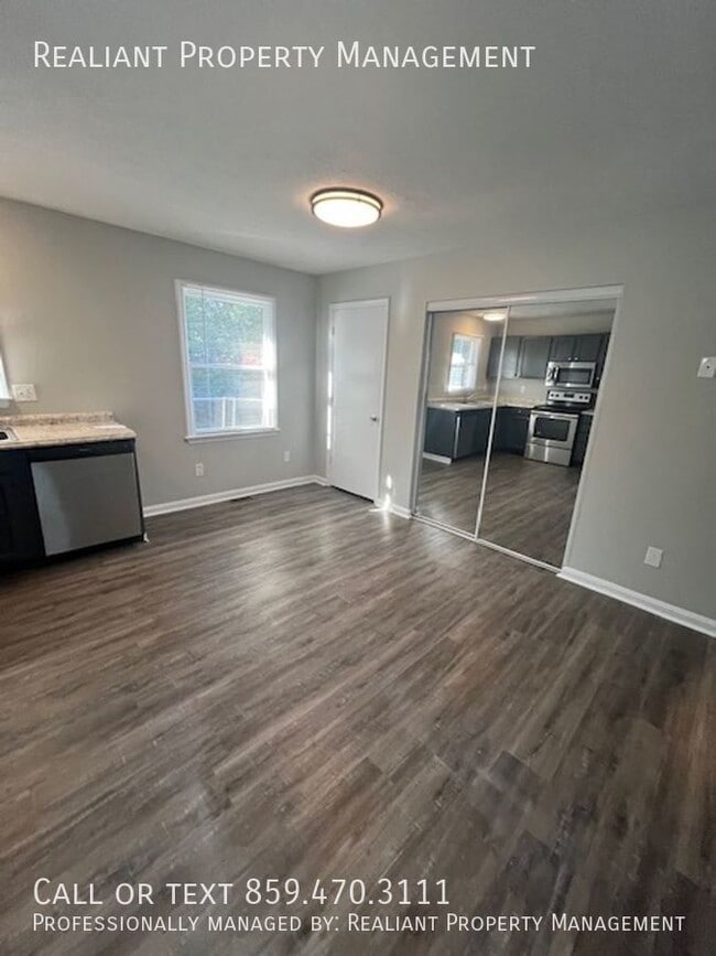 Building Photo - 617 Barefoot Dr