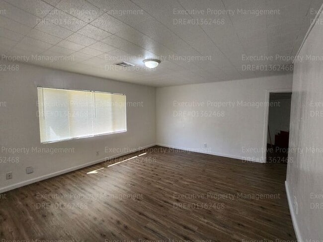 Building Photo - 4 bedroom/ 1 bathroom near schools, park, ...