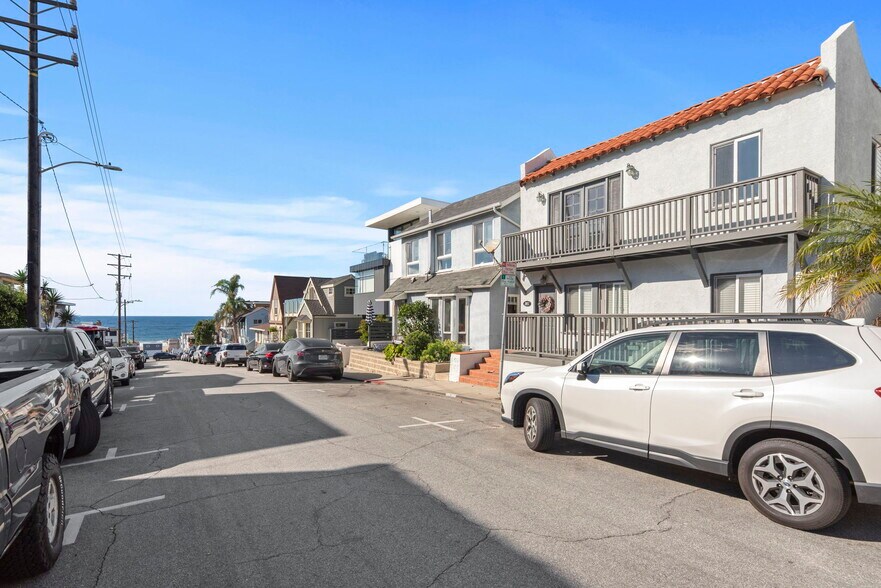 Building Photo - 303 28th St