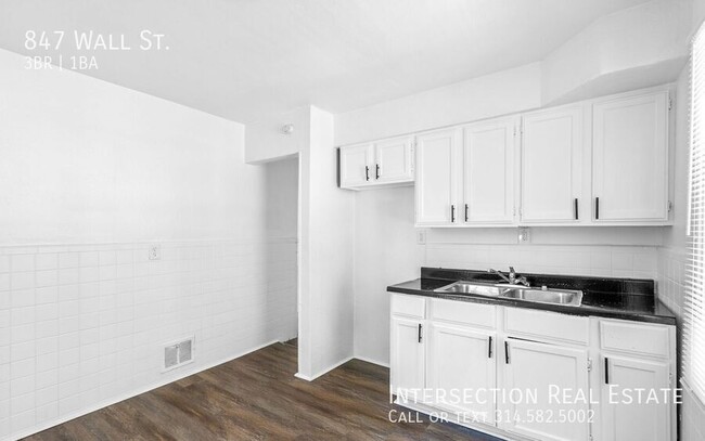 Building Photo - Section 8 Approved - Spacious 3 Bed/1Bath ...