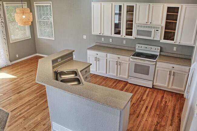 Building Photo - 4 bed 2.5 bath home in the Meadows