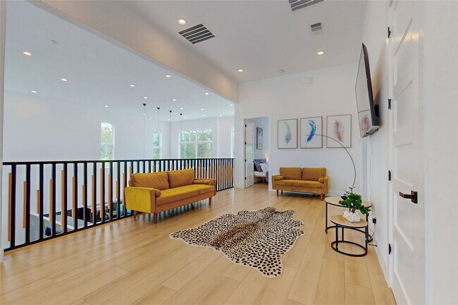 Building Photo - 3946 N Cresthaven Rd