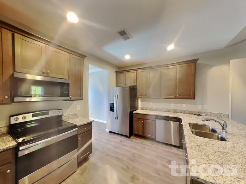 Building Photo - 825 Ellyson Dr