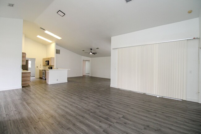 Building Photo - ***ANNUAL UNFURNISHED RENTAL***NEWLY RENOV...