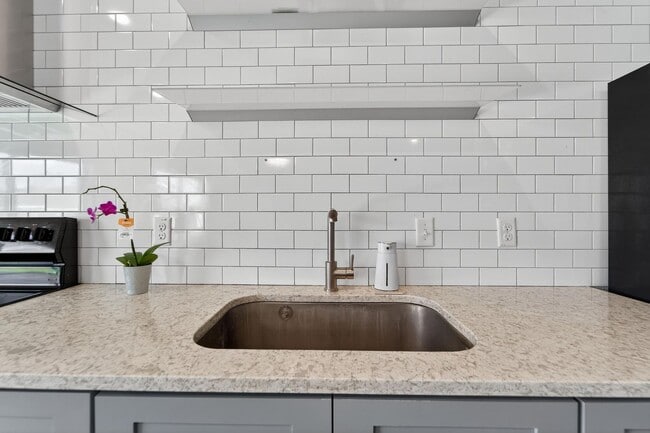 Building Photo - Stunning 5 bed/ 2 bath