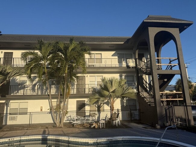 Building Photo - 1100 NE 9th Ave