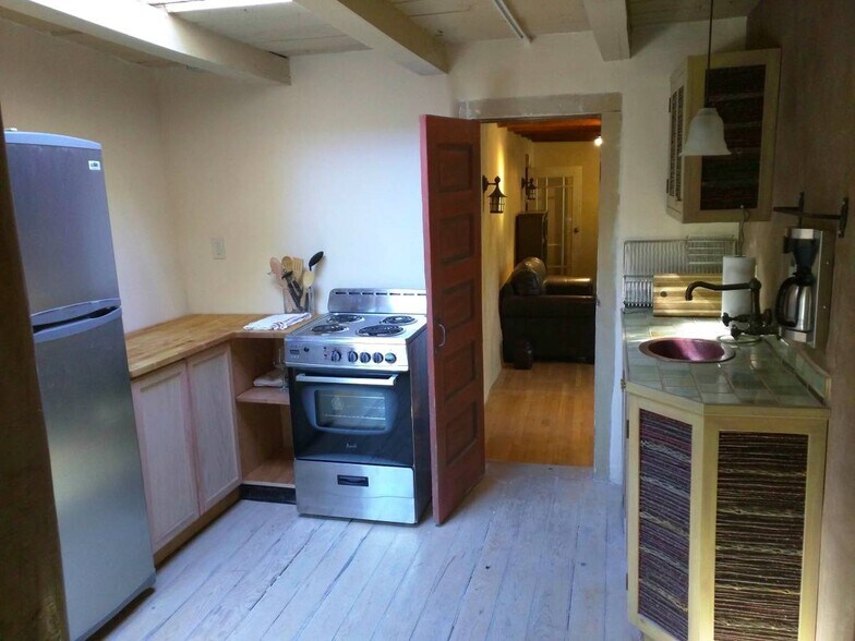 Kitchen, looking towards living room - 521 Camino Don Miguel