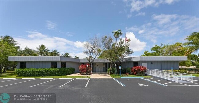 Building Photo - 113 Royal Pk Dr