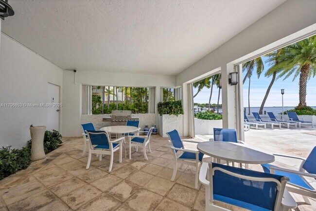 Building Photo - 1600 S Bayshore Ln