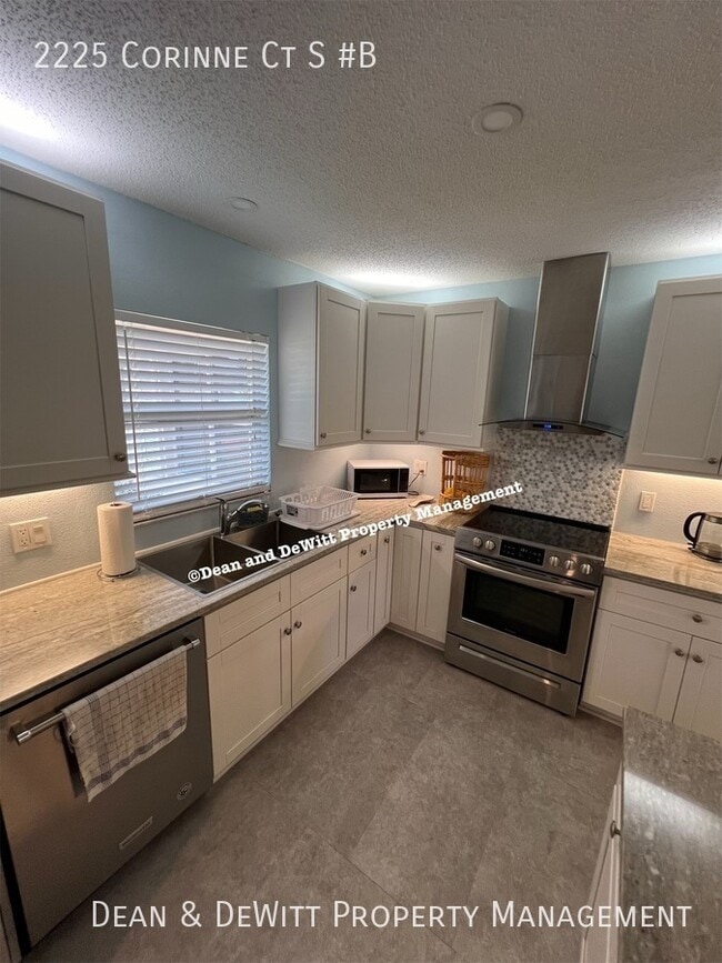 Building Photo - 2225 Corinne Ct S