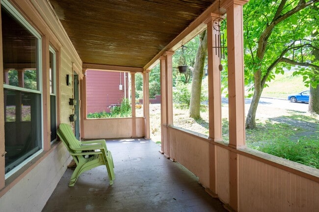 Building Photo - Bright 4 Bedroom Flat With Off Street Park...
