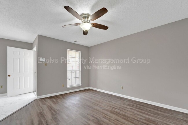 Building Photo - 3014 Meadows Ln