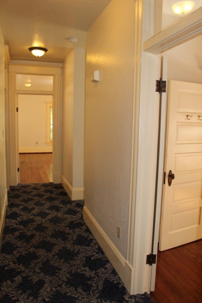 Building Photo - 528 W 3rd St