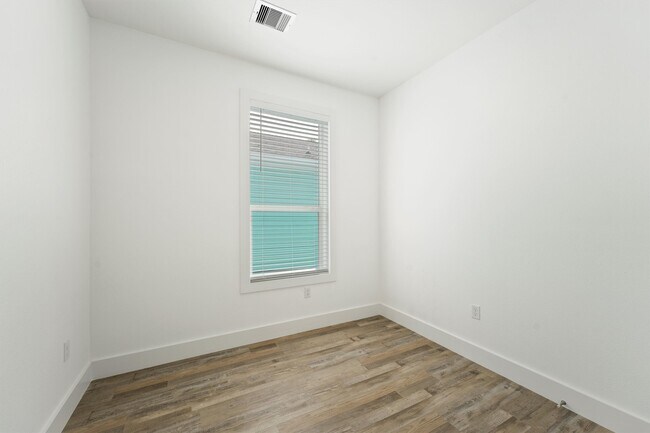 Building Photo - 4025 A Vista Blvd