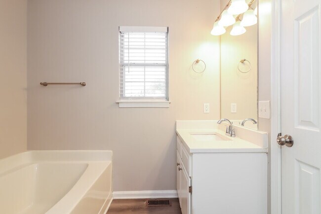 Building Photo - 12 Southview Dr