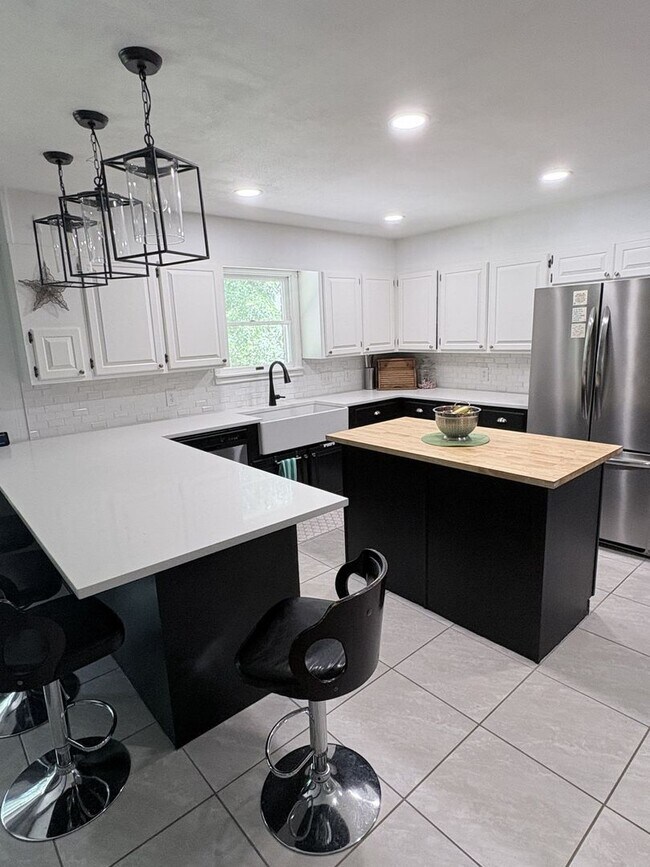 Building Photo - Remarkable 4 bed 2.5 bath w/ basement in Siloam Springs