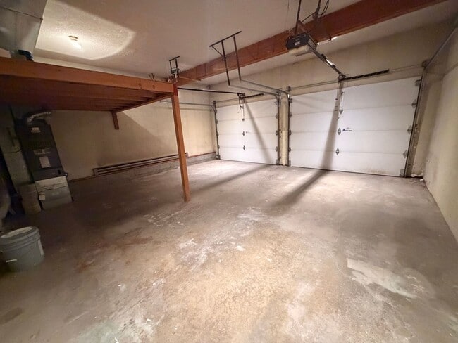 Building Photo - Large (5) bedroom home in a well established Anchorage neighborhood!