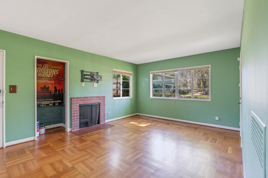 Building Photo - 5116 Village Grn