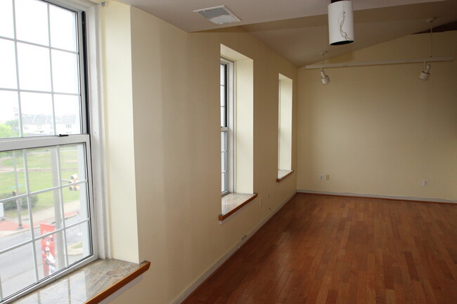 Building Photo - Amazing Canton Studio Condo CAC, W/D & par...