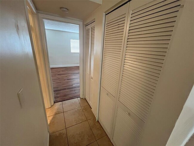 Building Photo - 1414 NE 5th Terrace