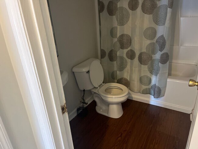 Building Photo - 2 Bed, 1 Bath Apartment