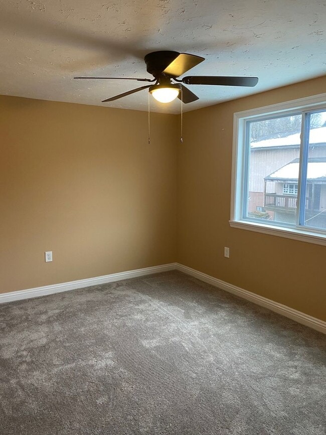 Building Photo - Town house