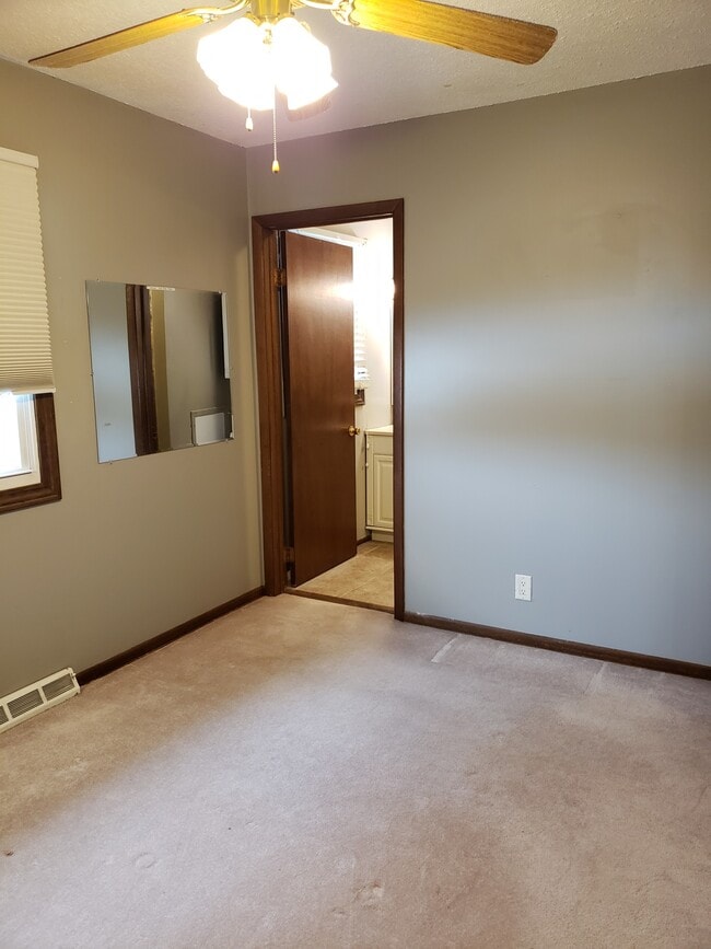 Building Photo - 4811 Candlelight Dr