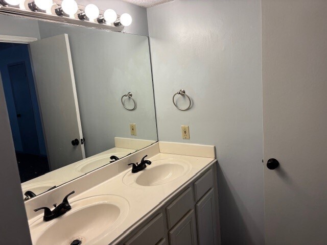 Building Photo - 1323 Reddleshire Ln