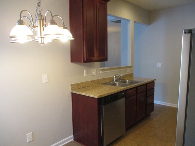 Building Photo - Pretty 3 Bedroom Townhouse in the Clemmons...