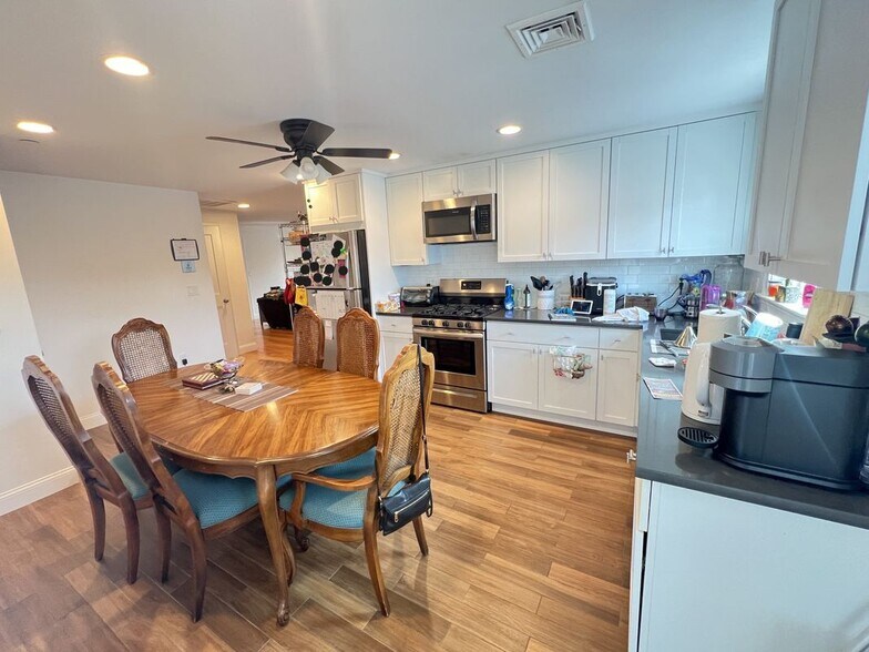 Building Photo - 489 Main St