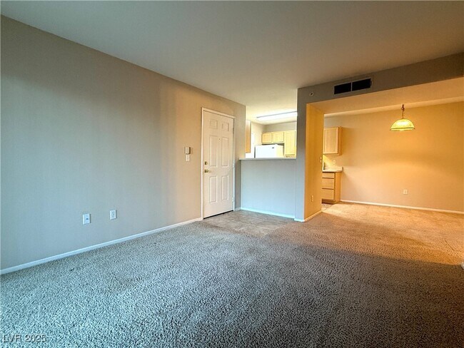 Building Photo - 950 Seven Hills Dr