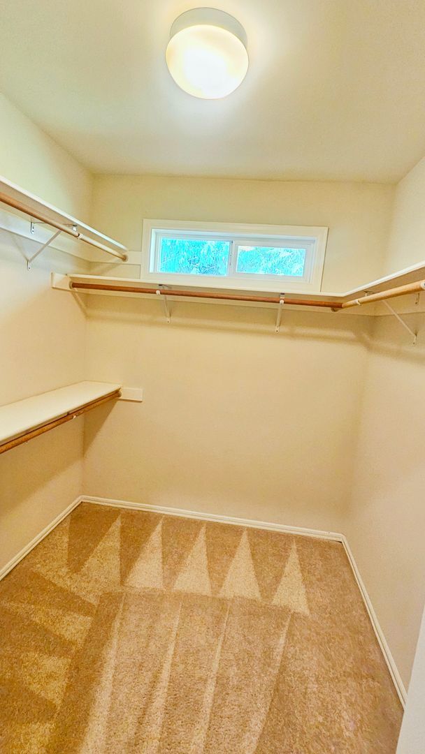 Building Photo - Beautiful 4 Bed 2.5 Bath  3190 sq ft Home in Lakemont, Bellevue