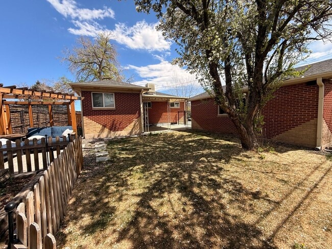 Building Photo - Spacious Twin Lakes Gem!!!