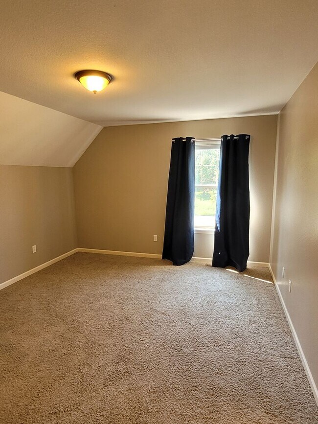 Building Photo - 3 Bedroom 2.5 Bathroom Home