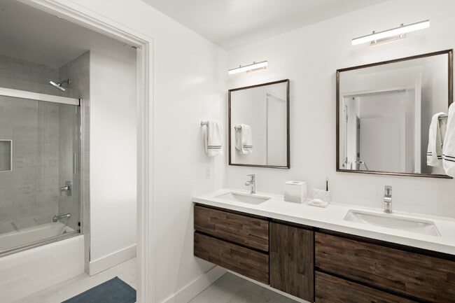 Building Photo - Luxurious 17th-Floor Renaissance Condo with Stunning City Views