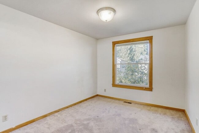 Building Photo - Amazing 3bed/1.5bath with Attached Garage in Kirkland!