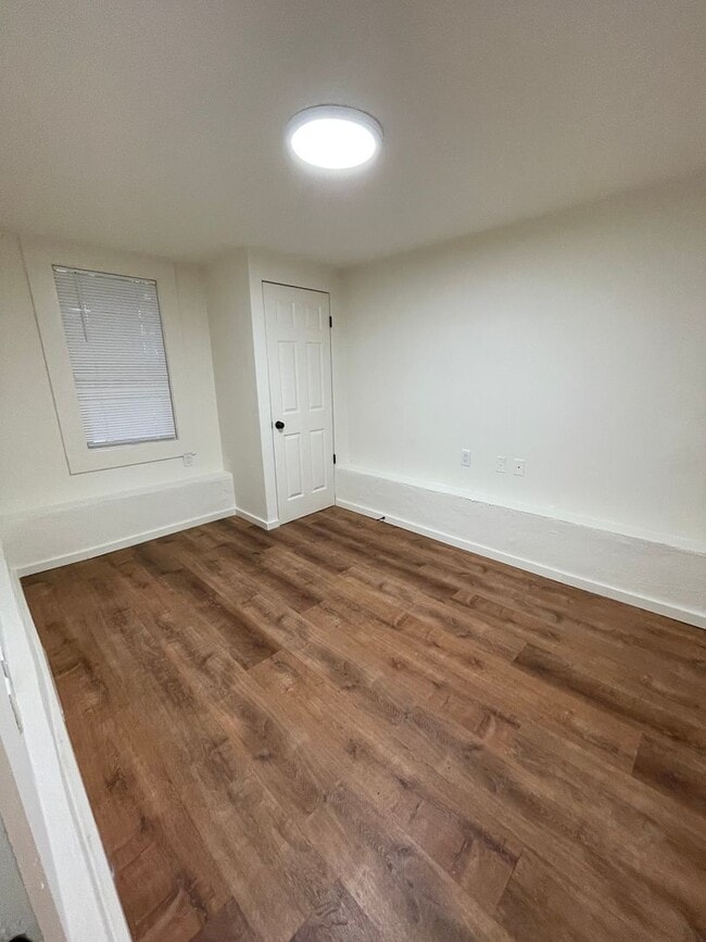 Building Photo - Huge 3 story Victorian