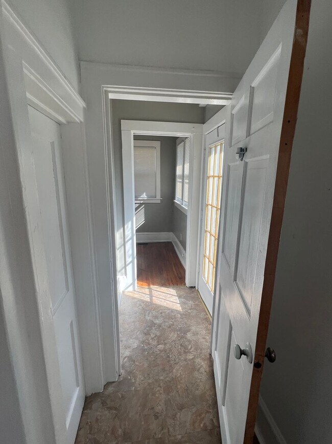 Building Photo - Classic Brick bungalow in the Heart of Bristol Virginia. Property has been freshly painted and is...
