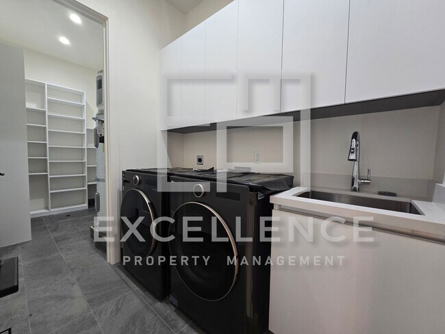 Building Photo - Brand New Build 5/5 Home & 2/2 Cottage - C...