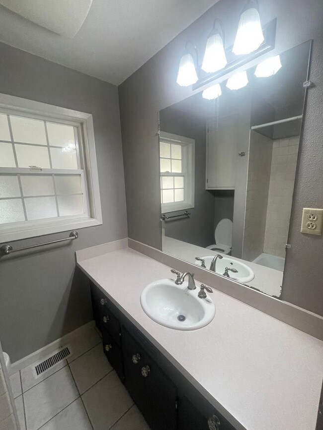 Building Photo - Charming 3 Bedroom Home Lebanon Home with Large Fenced Yard! **$500.00 Off First Full Month's Ren...