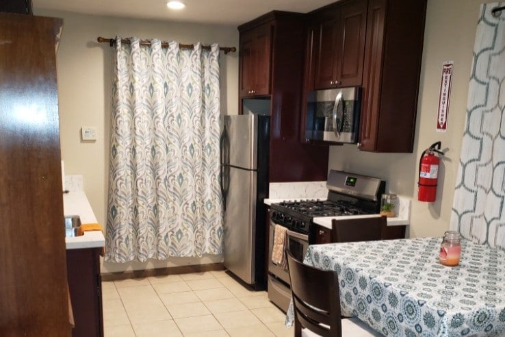 Kitchen - 12877 Glenoaks Blvd