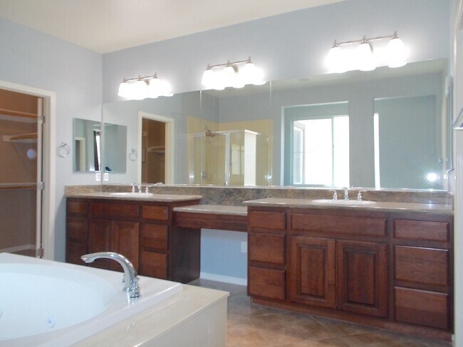 Building Photo - Stylish Summerlin Townhome with Private Co...