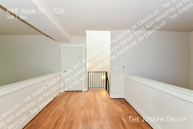 Building Photo - 699 John St