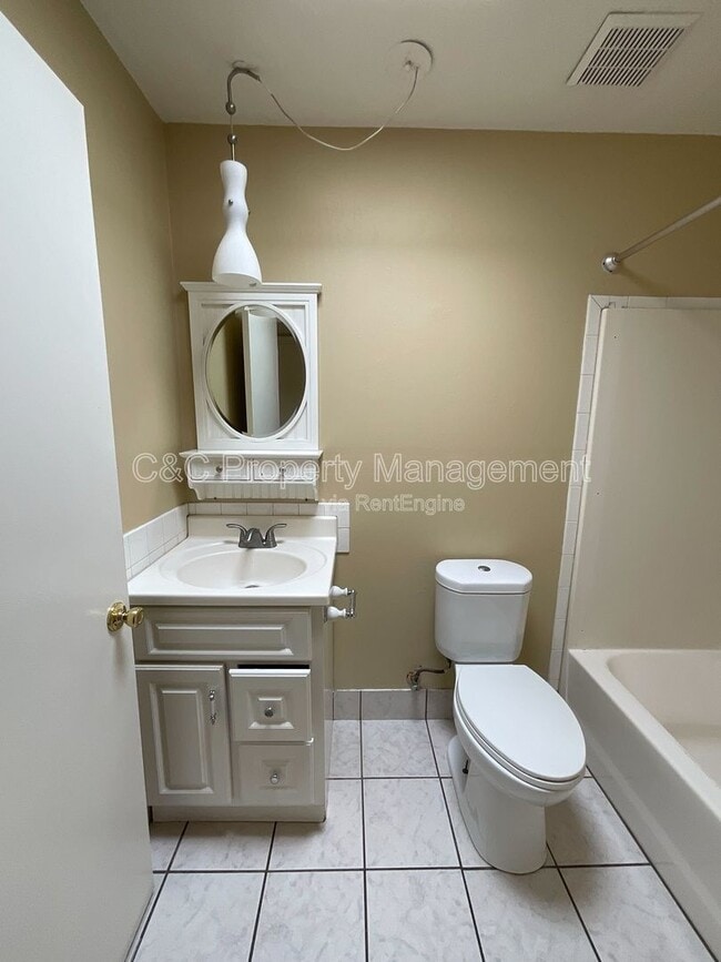 Building Photo - 3872 Tiverton Dr