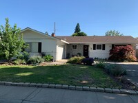 Building Photo - Cute home in Northeast Chico!