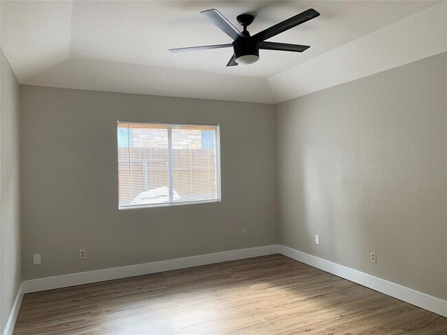 Building Photo - 1604 Middleway Rd