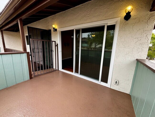 Building Photo - Updated and Spacious 2 bed 1.5 bath