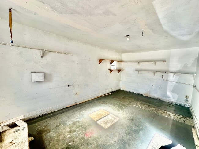 Building Photo - 2/2 With Bonus Room